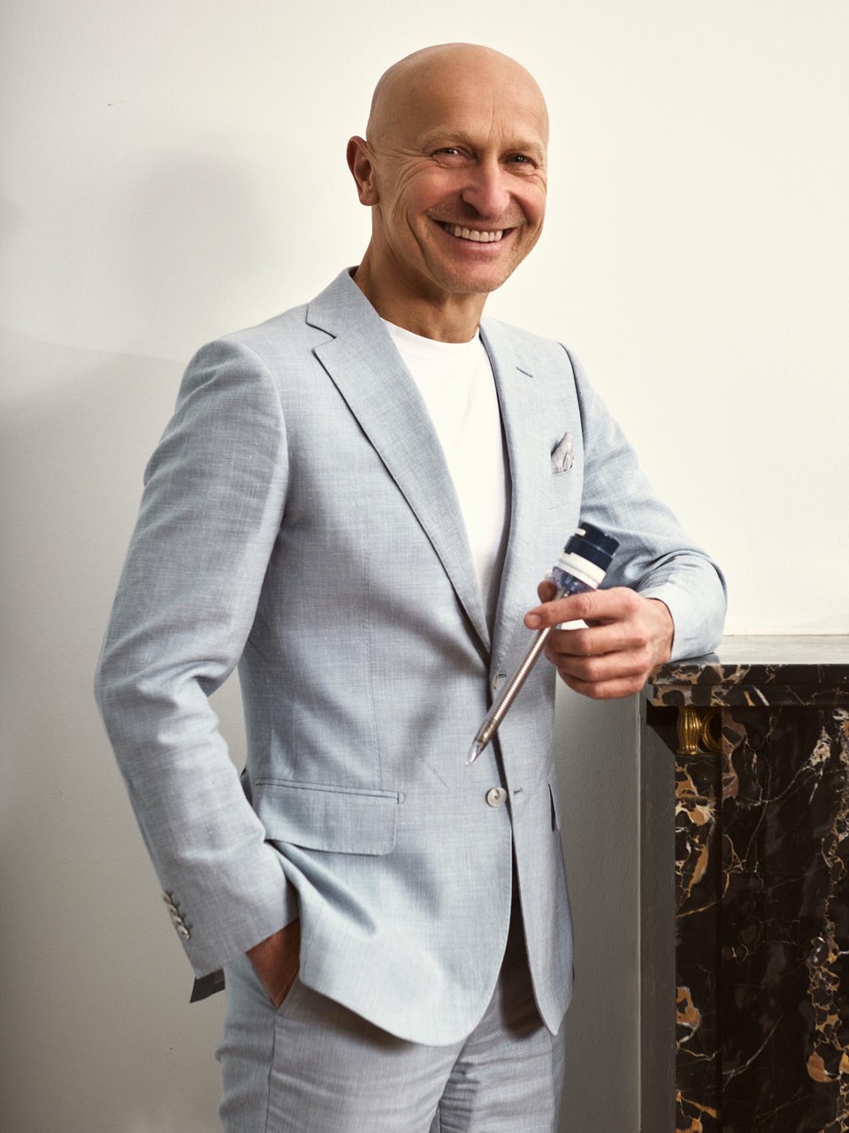 Univ.-Prof. Dr. Gerhard Prager im hellblauen Anzug